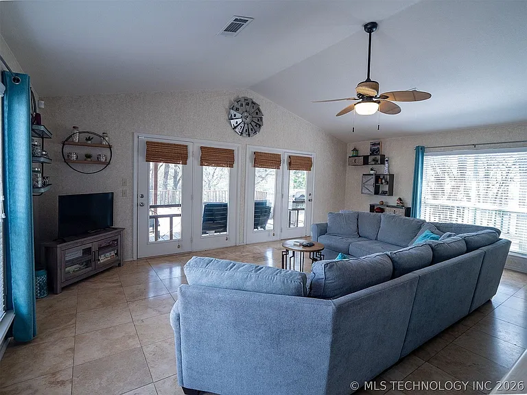 3684 Comanche Dr — Photo 4