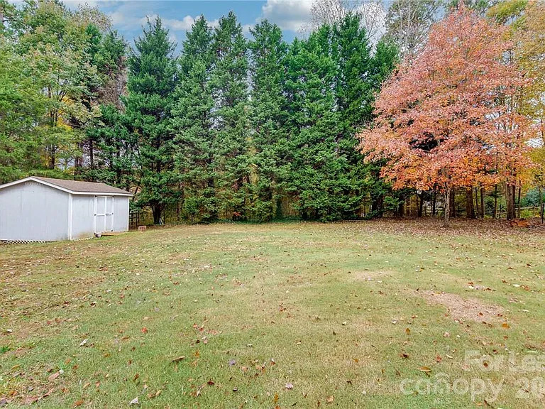 136 Trollingwood Ln — Photo 5