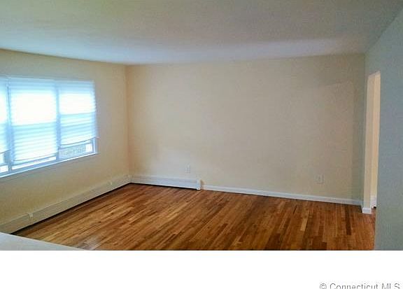 4th image of 77 Old Country Ln