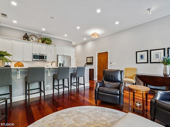 5th image of 1249 W Melrose St Unit 1E