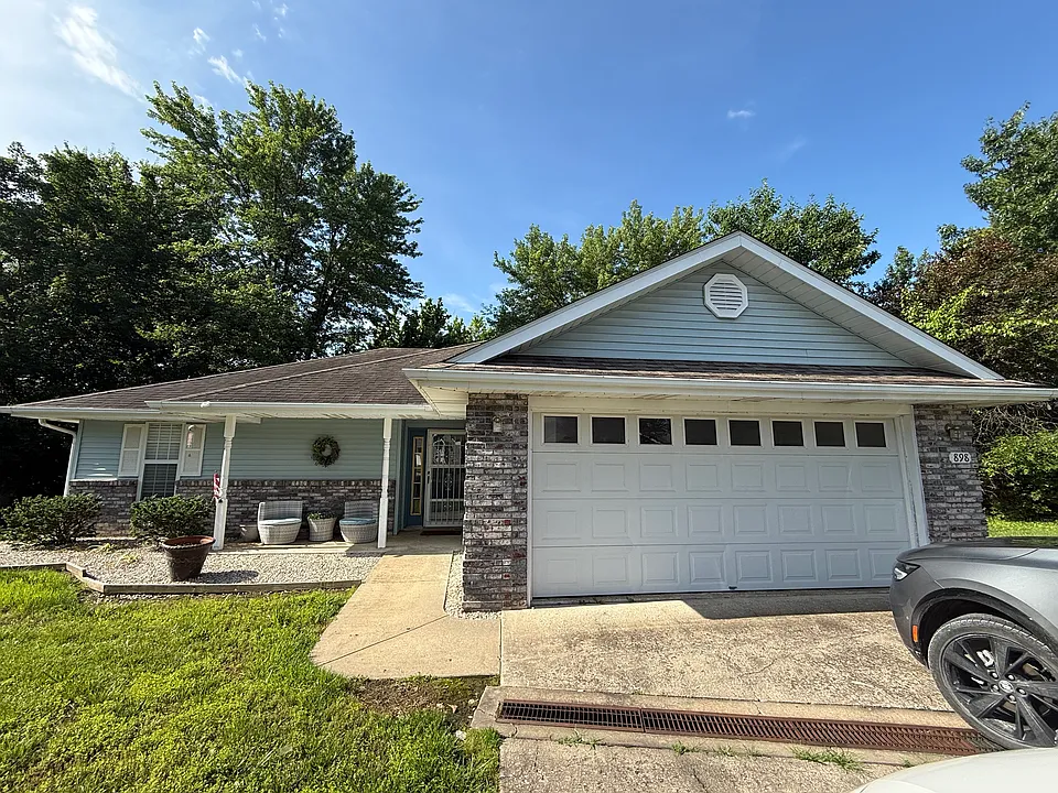 898 Azalea Ct