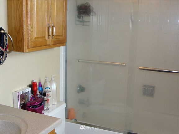 4th image of 305 W Belmont