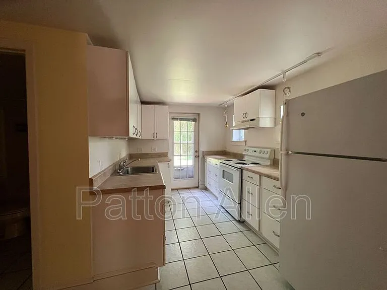 10 Miller Rd E #B — Photo 8