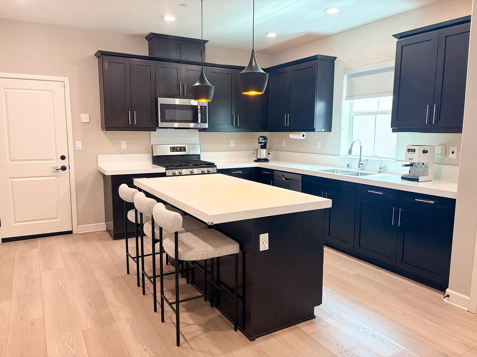 3 bed, 2.5 bath, 1716 sqft, $4,695 — Photo 3