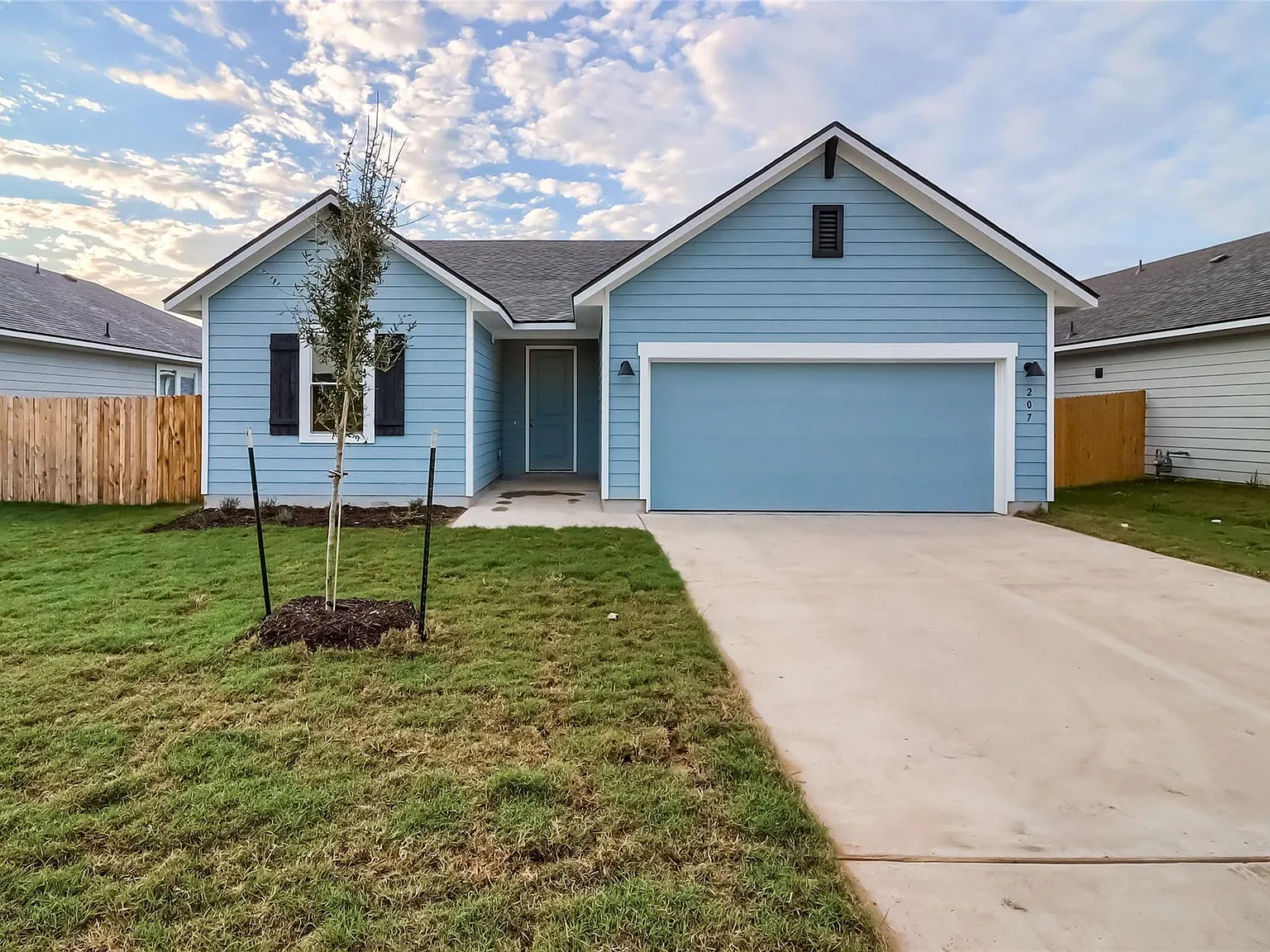 3 bed, 2.0 bath, 1656 sqft, $2,000 — Photo 3