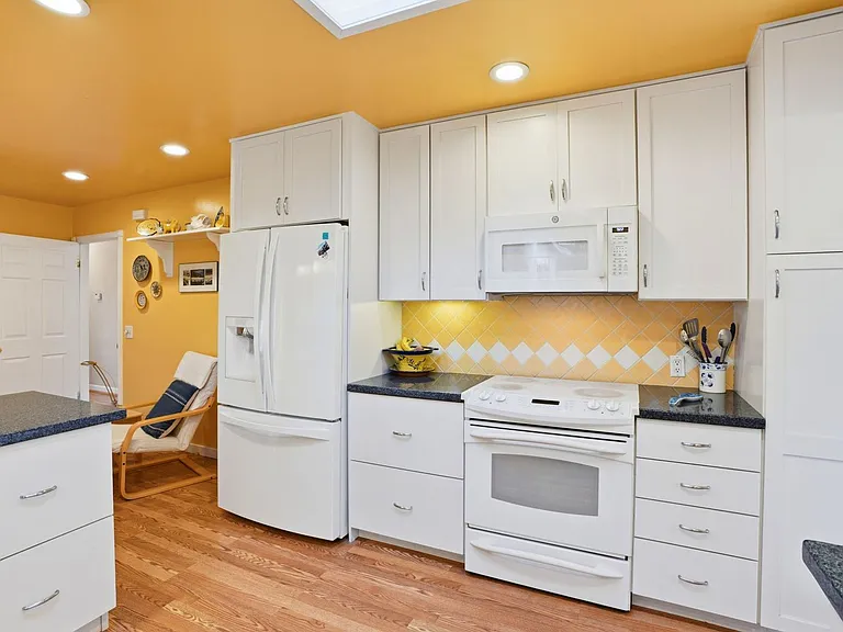241 Soledad Dr — Photo 10