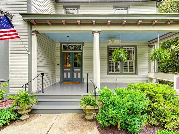 2nd image of 301 College Ave