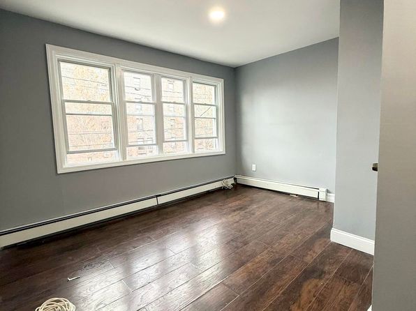 18 E 11th St, Bayonne, NJ 07002