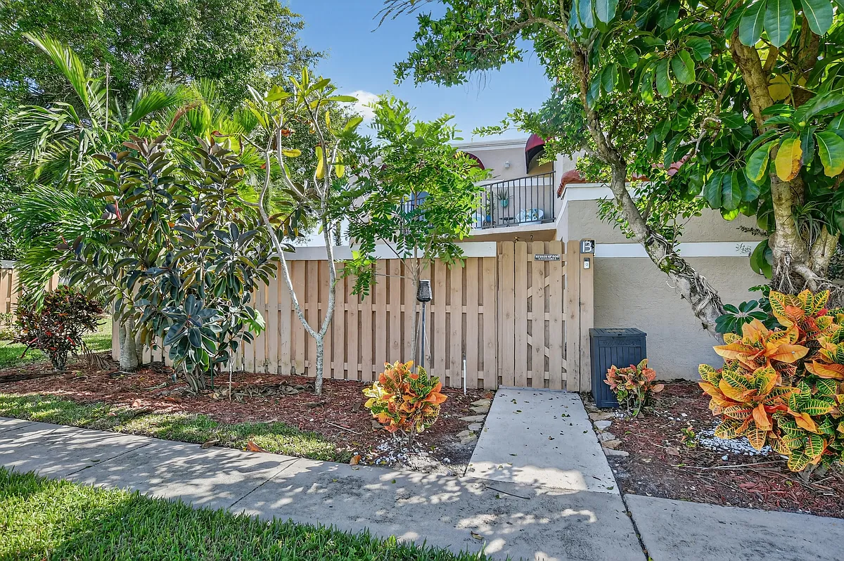 Building Photo - 4005 Village Dr #B