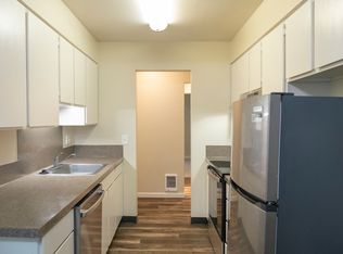 Classic Irvington Living in a Stylish Two-Bedroom!, Portland, OR 97212