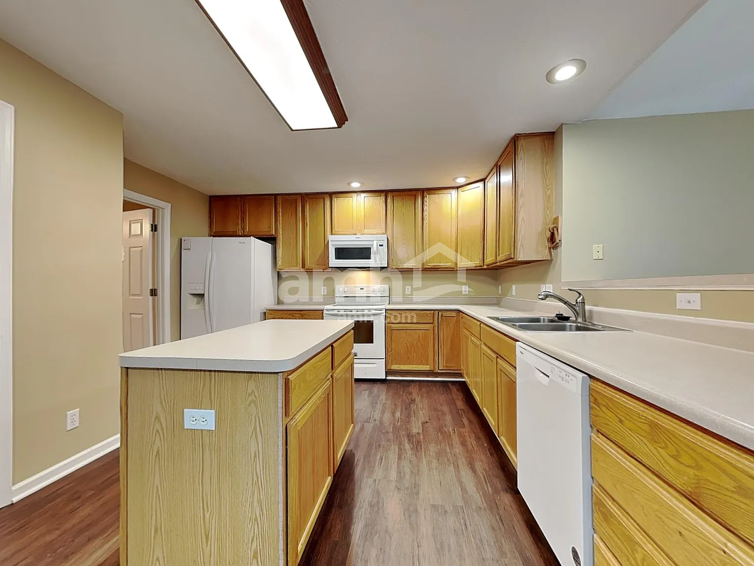 4 bed, 2.5 bath, 2596 sqft, $2,595 — Photo 3