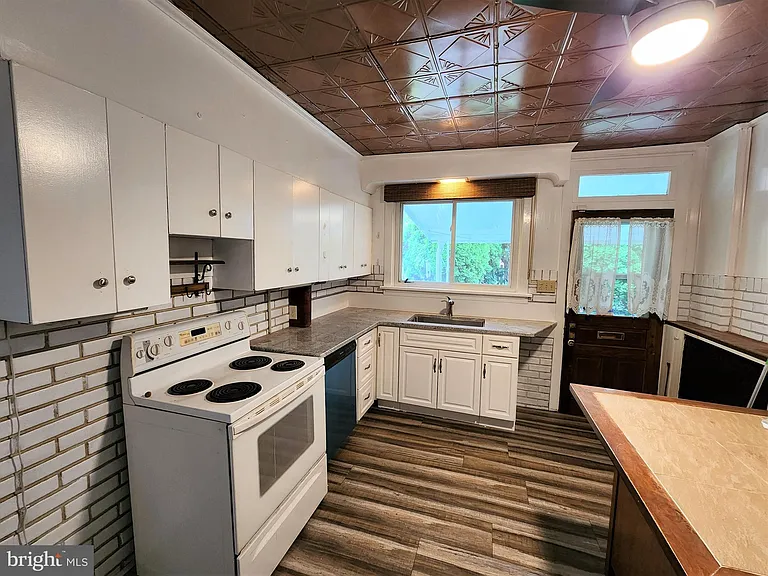 24 Reading Ave — Photo 8