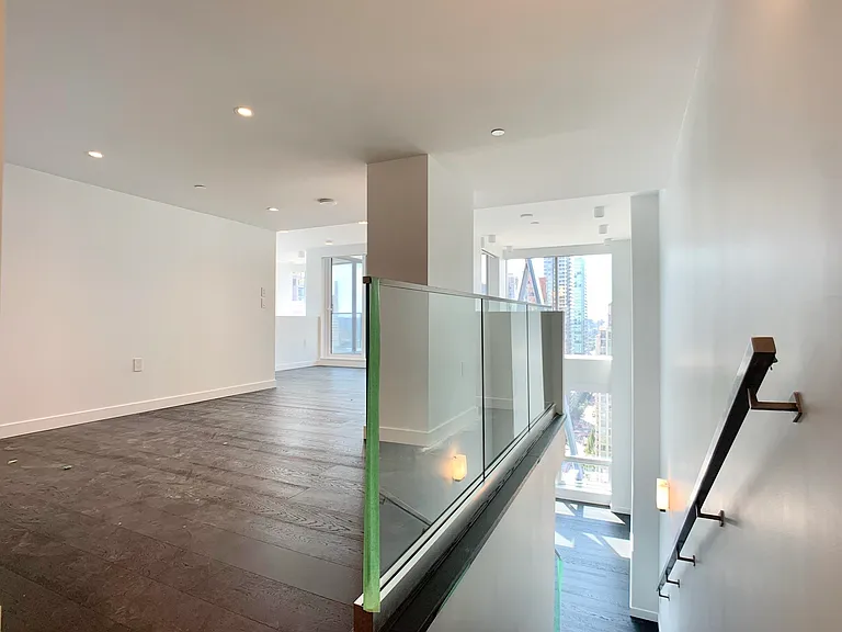 1111 Richards St — Photo 12