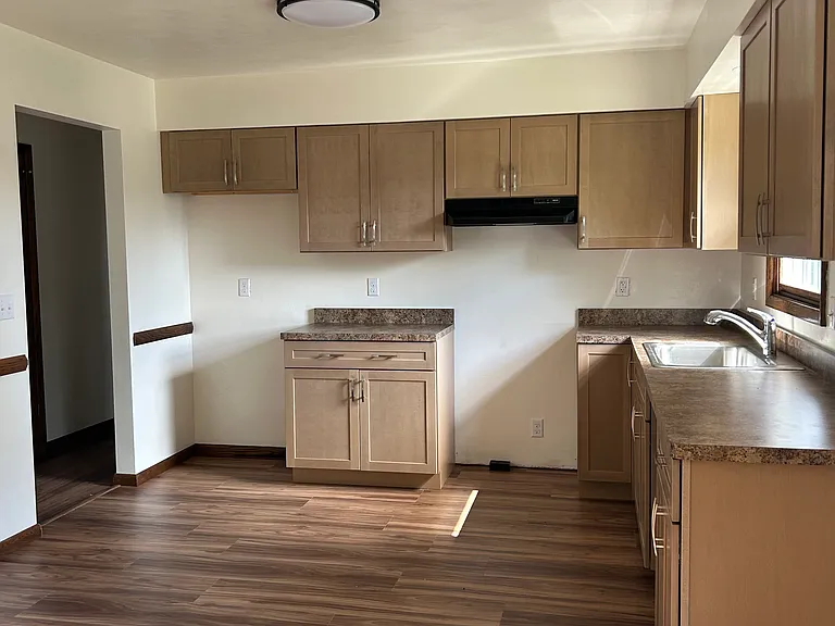 4704 Oakland St — Photo 2