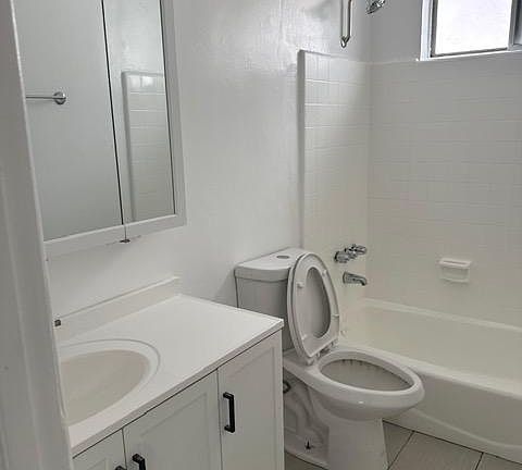 4th image of 946 Larch St APT 2
