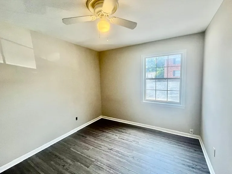 317 E 8th St SW — Photo 11