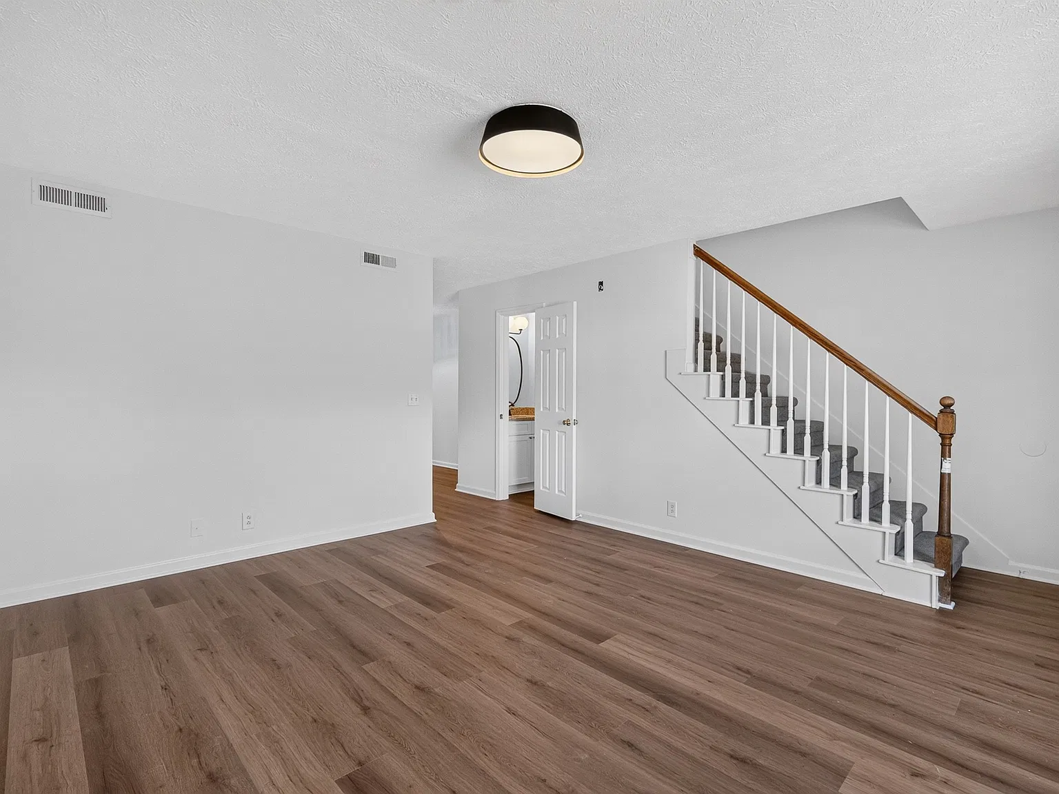 2 bed, 2.5 bath, 1100 sqft, $1,925 — Photo 2