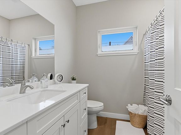 3rd image of 820 Clay St