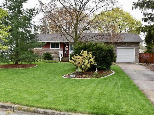 1049 Lockhart Cir, Sarnia, ON N7S 2E4