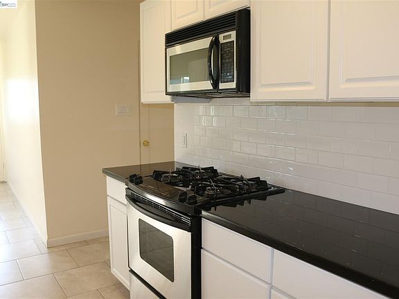 4th image of 27 E 15th St