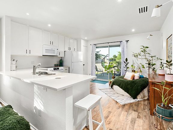 5th image of 102 Woodley Rd