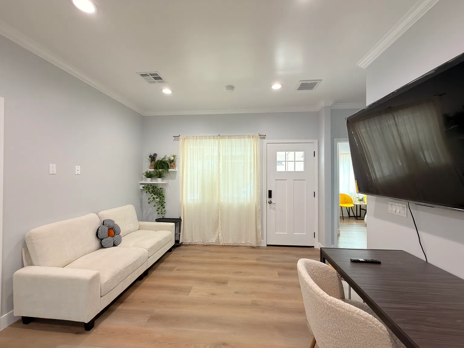3 bed, 800 sqft, $3,500 — Photo 3