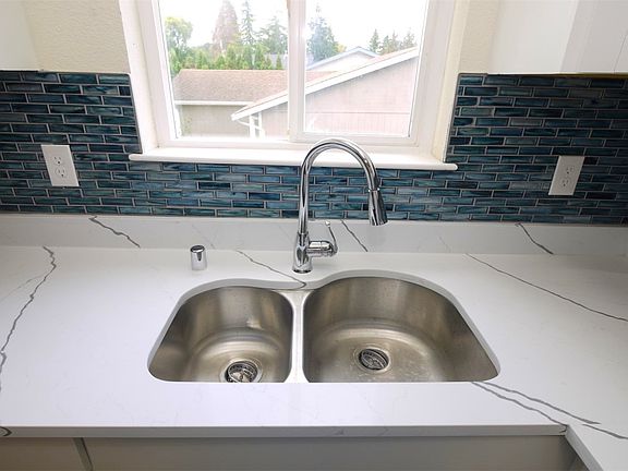 4th image of 1419 S Thurston Street