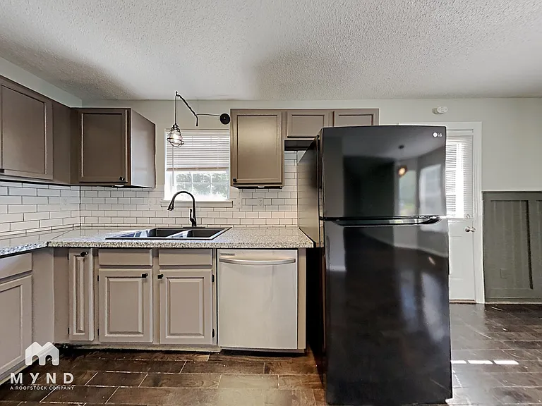 1021 Medina Dr — Photo 4
