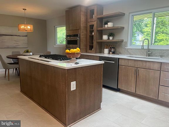 3rd image of 3612 Ridgeway Ter