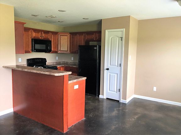 Kitchen w/ all major appliances