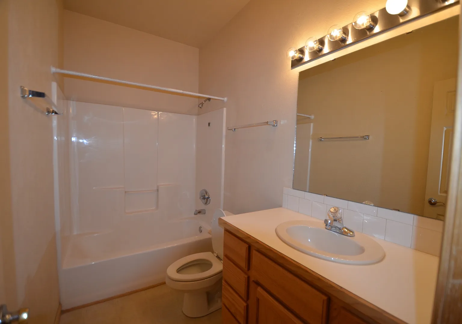 Platte View Dr. 6-Plex — Photo 4
