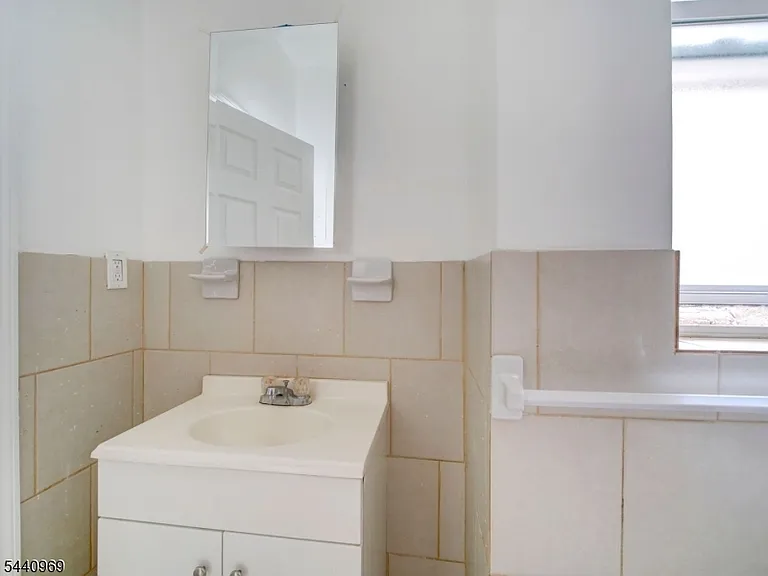 143 Huntington Ter #2R — Photo 11