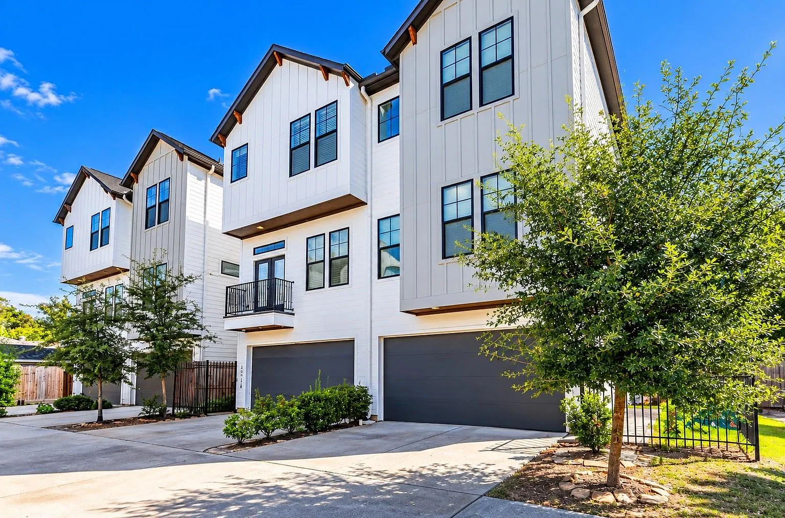 3 bed, 3.5 bath, 1886 sqft, $2,600 — Photo 3