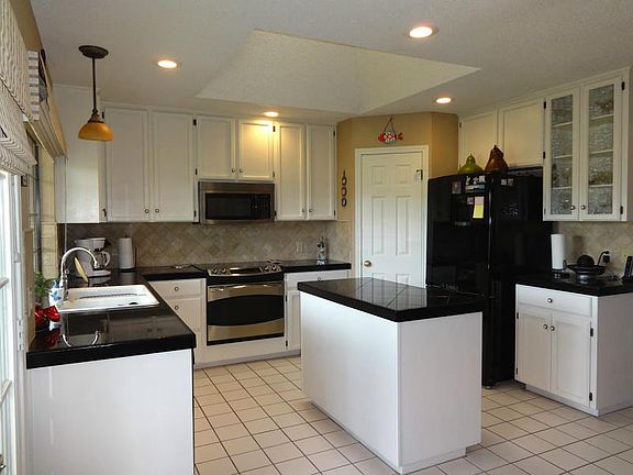 4th image of 420 Fairway Oaks St