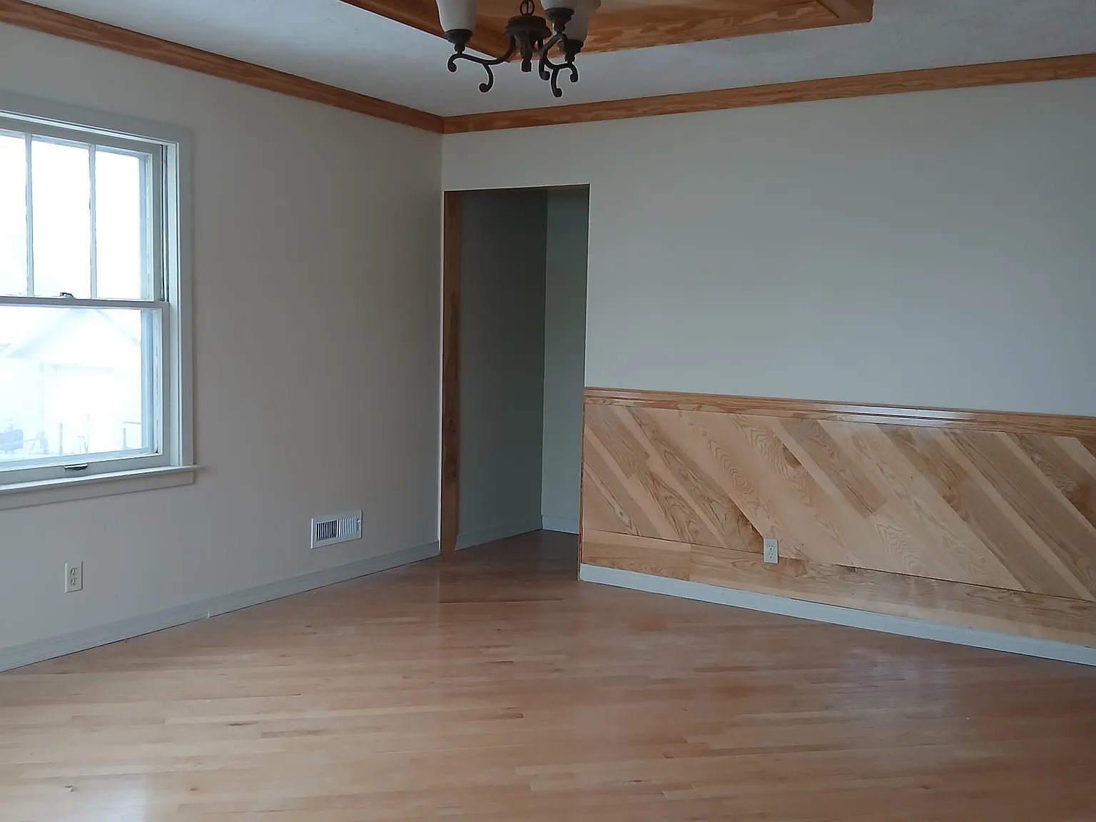 7 bed, 2.5 bath, 1118 sqft, $2,185 — Photo 4