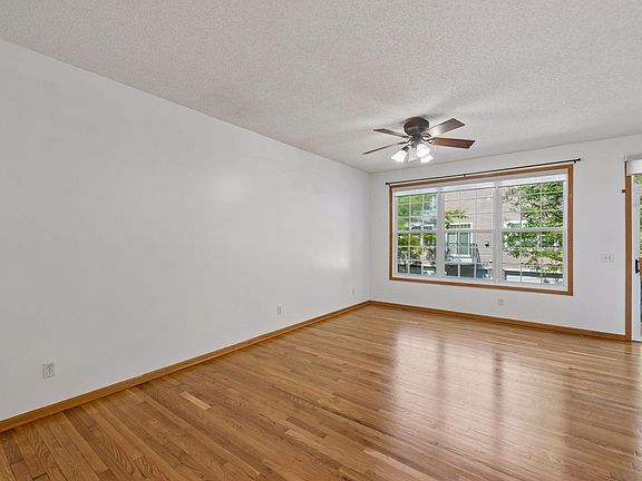 4th image of 727 2nd St NE