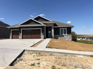 610 Rolling Hills Dr, Tiffin, IA 52340