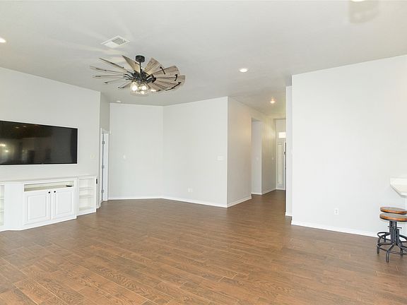 5th image of 732 N Elm St