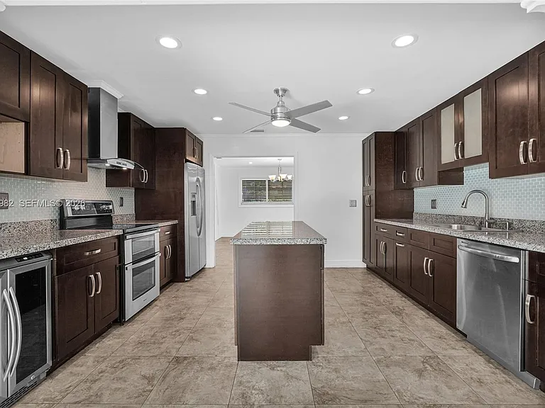 7700 SW 139th Ter — Photo 5
