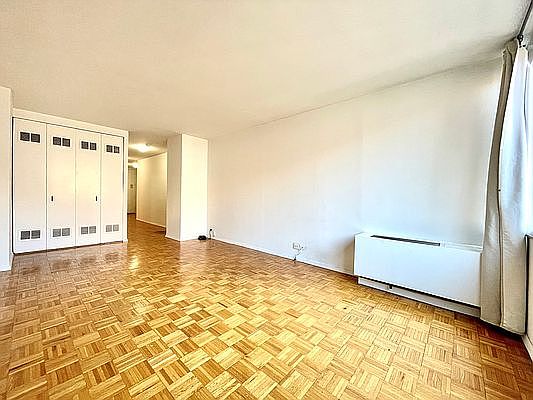 3rd image of 350 W 50th St APT 4I