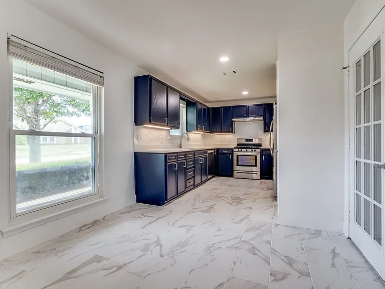 1323 Lark Ln — Photo 12
