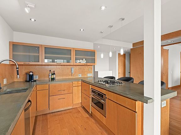 2nd image of 58 W 58th St APT 23A