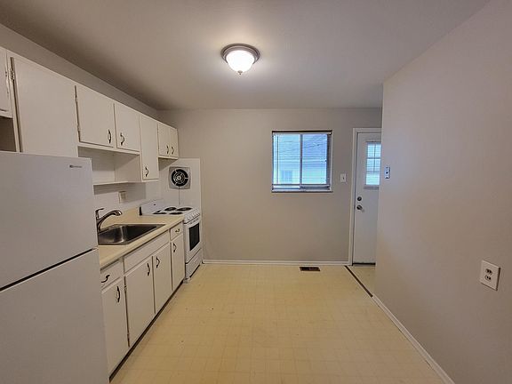 5th image of 3222 Airway Ave #B