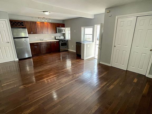 3rd image of 275 Saint John St #C