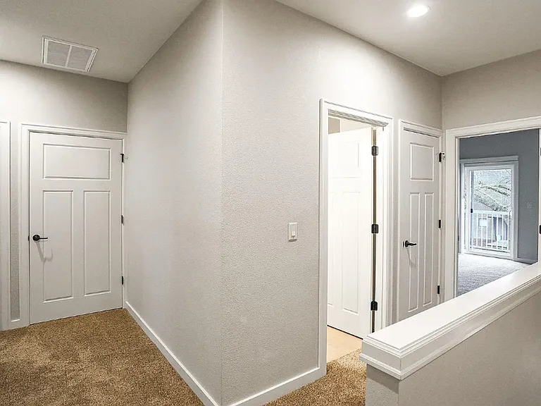 384 Market St NE — Photo 15