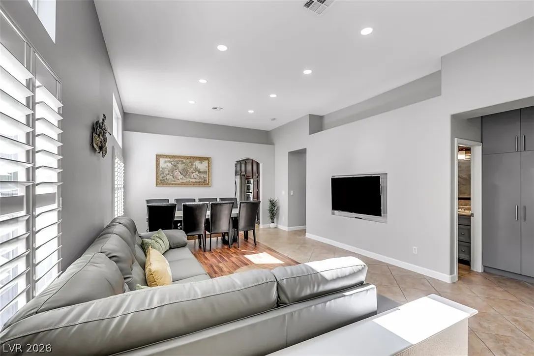 3 bed, 3.0 bath, 1946 sqft, $3,599 — Photo 3