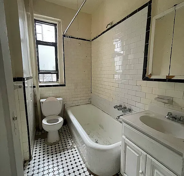 2069 E 12th St #5 — Photo 6