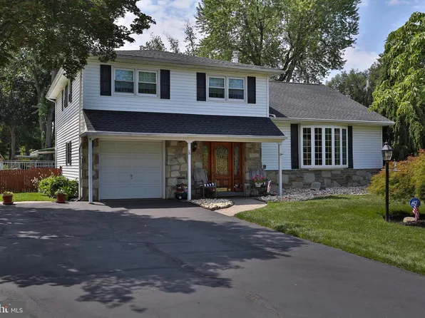 573 Hammond Dr, Morrisville, PA 19067
