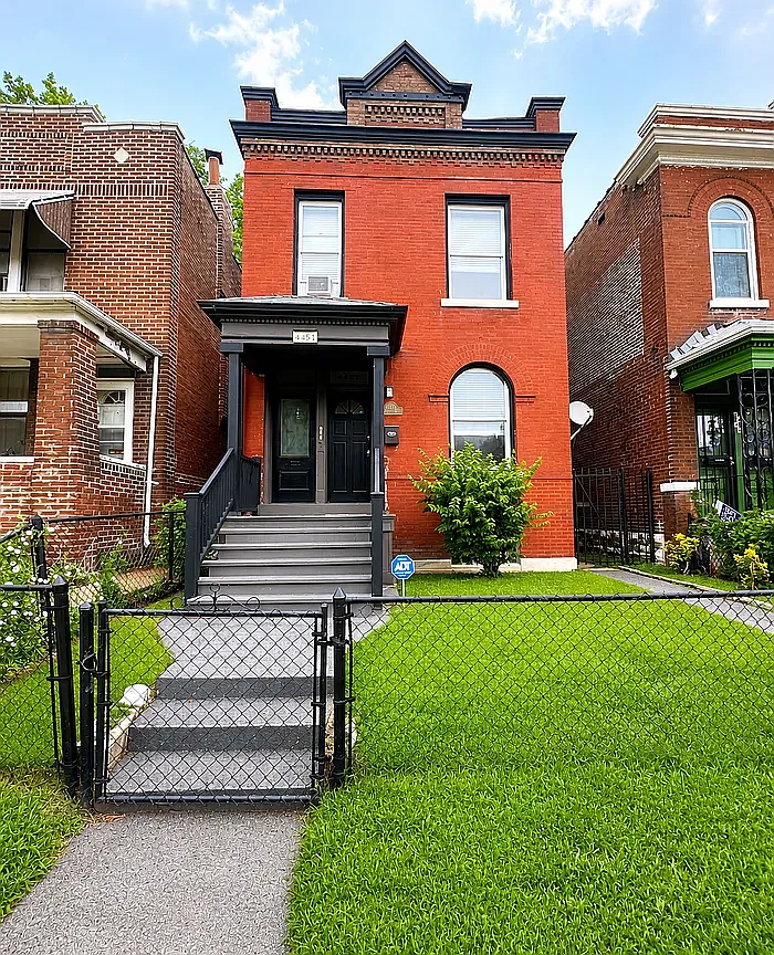 3 bed, 2.5 bath, 1900 sqft, $2,350 — Photo 1