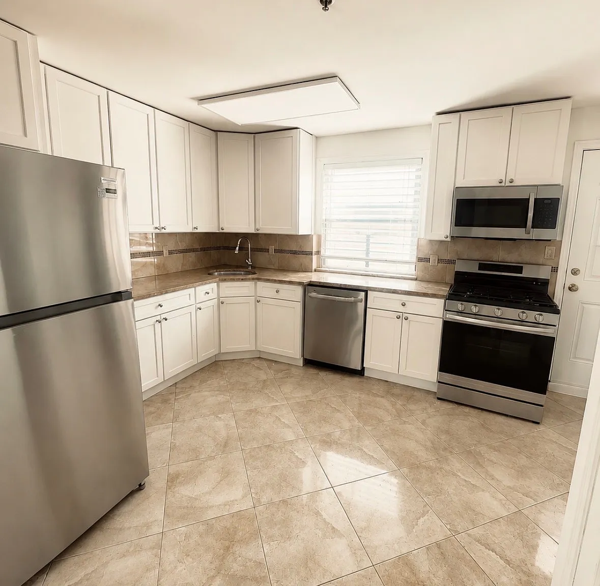 2 bed, 2.0 bath, 1050 sqft, $4,000 — Photo 2